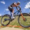 Na de handblessure en de zoveelste val: dit is wat Mathieu van der Poel zo kwetsbaar maakt in het mountainbi­ken