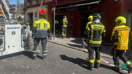 Hallan una segunda víctima bajo los escombros de la explosión en Vallecas