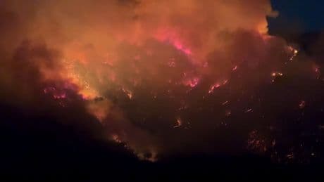 Feuer-Hölle am Vesuv! - Flammen verschlucken Vulkan