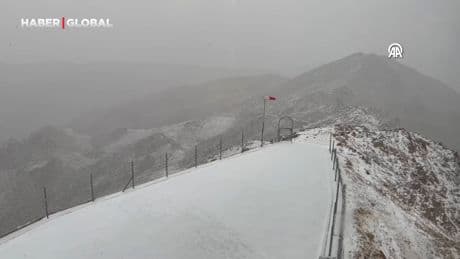 Antalya Kemer'de Tahtalı Dağı'nın zirvesi beyaza büründü