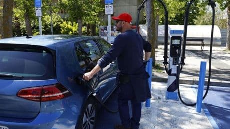 Más de 2.000 personas ya han solicitado las ayudas para comprar un vehículo eléctrico en Euskadi