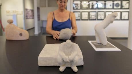 El arte de Toni Batllori trasciende las viñetas en una muestra que revela otra faceta del creador