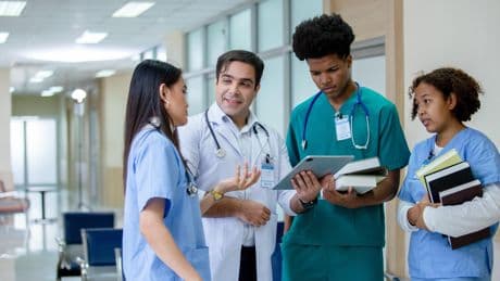 Le gouvernement change la procédure de régularisation des médecins à diplôme étranger
