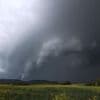 Starker Regen und Windböen: Verletzte bei Unwetter - Bäume auf Gleisen und Autos
