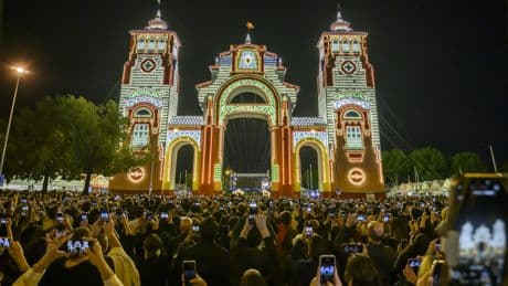 La Feria de Abril ya luce tras el tradicional alumbrado del Real