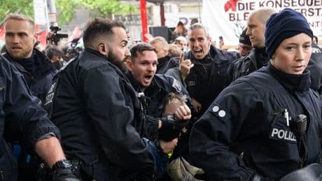 Krawalle bei Pro-Palästina-Demo - Flaschenwürfe und verletzte Polizisten