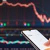 Volatilität beim MSCI World: Sollten Anleger jetzt ihr Sparplan-Tempo anpassen?