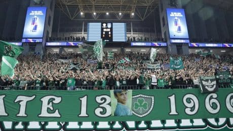 La eliminatoria Panathinaikos-Efes, al rojo: cerveza sobre un bebé, escupitajos... "Es lo que pasa cuando vas al zoo"