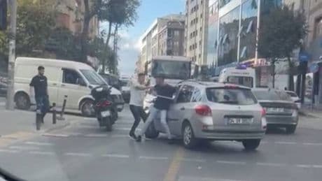 Motosiklettekiler sopayla saldırdı! Biber gazıyla karşılık verdi!