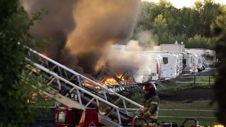Caravanopslag Aalsmeer verwoest door enorme brand, overlast rook neemt rustig af