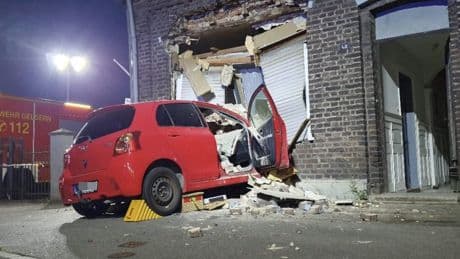 Unfall in Geldern - Kleinwagen kracht in Schlafzimmer