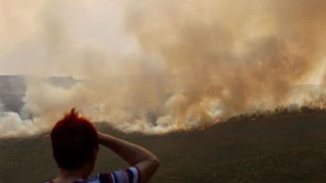 Vecinos que se resisten a ser evacuados: el sentimiento de abandono se extiende por los pueblos arrasados por los incendios