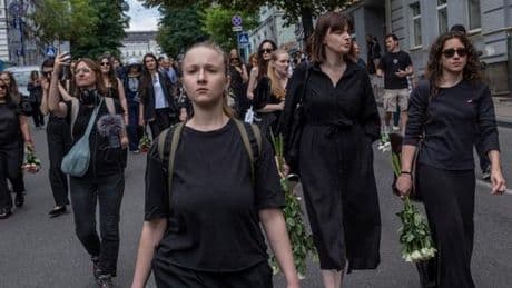 A Kiev, aux obsèques de Viktoria Rochtchyna, des larmes et des appels à faire justice
