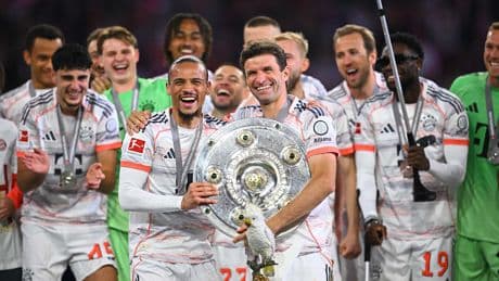 „Soll dem Team viel Glück bringen“ - Käfer-Boss schenkt Bayern den Meister-Kakadu!