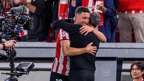 Valverde explica por qué se acercó por primera vez a cantar el 'Txoria txori': «No todos los días se celebra ir a Champions»