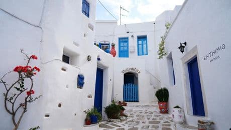 ¿Qué son los 'travel dupes'? Las alternativas a destinos como París o Santorini más baratas y menos masificadas