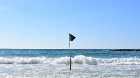 Cinco playas de España con &#039;bandera negra&#039; que deberías evitar este verano: vertidos fecales y residuos químicos