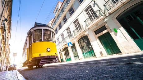 Al menos 20 heridos al descarrilar un funicular en Lisboa, dos de ellos en estado grave