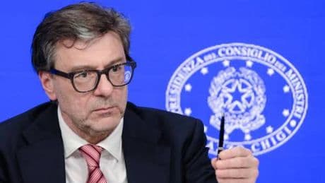 Giorgetti: "Occorre tutelare chi continua a investire in Italia". Ma a Confindustria non basta
