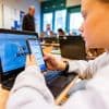 D66 wil mobiel helemaal weren op scholen: telefoon ‘thuis of in de kluis’