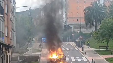 El incendio de un coche provoca la alarma en Otxarkoaga