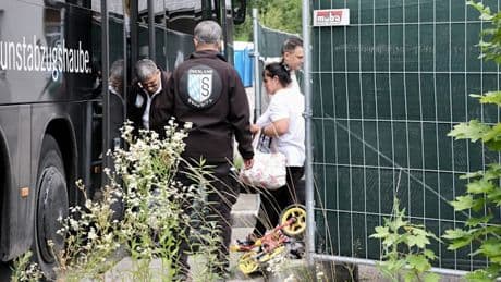 Wenn Migranten zur „Erstbelegung“ ankommen, während über die Unterkunft Rechtsstreit herrscht