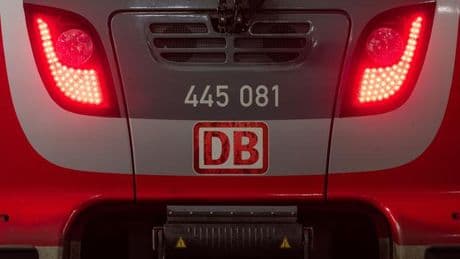 Strecke gesperrt: Bahn-Arbeiter wird von Zug erfasst und stirbt