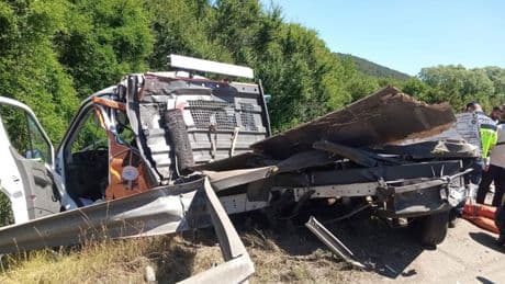 Tır, emniyet şeridindeki yol bakım aracına çarptı