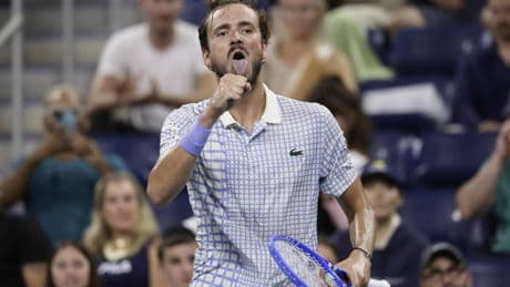 US Open, Medvedev multato per 42.000 dollari: sfuriata in campo, racchetta distrutta e insulti a un fotografo