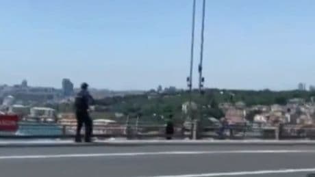 Boğaziçi Köprüsü'nde silahlı kişi gözaltına alındı