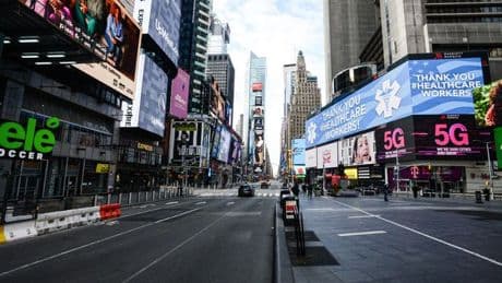 Un adolescente abre fuego y hiere a tres personas en Times Square, Nueva York