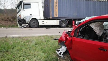 Landkreis Ansbach: Pkw kollidiert mit Lkw - 68-jähriger Autofahrer stirbt