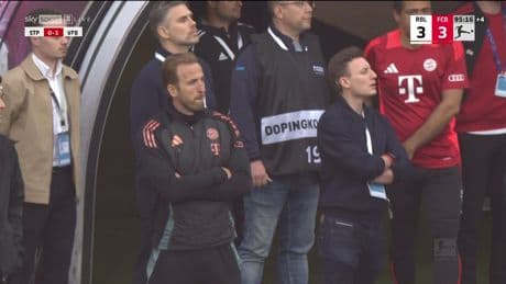 Er stand zum Feiern bereit - Kane verstößt gegen Innenraum-Verbot!
