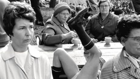 Dans les sixties, les Anglais « so British » du photographe Tony Ray-Jones