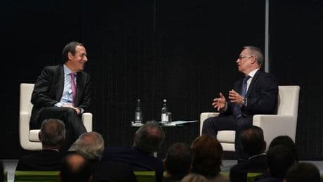El CEO de Caixabank mantendrá la sede en Valencia y critica el impuesto a la banca
