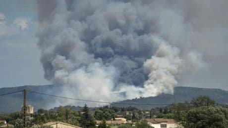 Narbonne : quartiers confinés et autoroute A9 fermée face à un nouvel incendie
