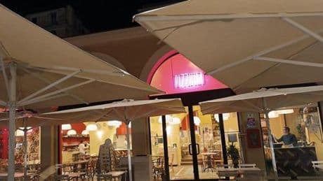 Moscerini nella pizzeria, gli ispettori dell’Asl3 chiudono il locale dopo la segnalazione di due clienti