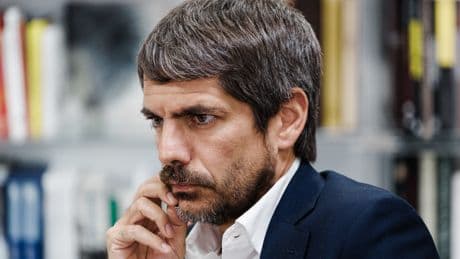 El Bono Cultural Joven no llega a las rentas más bajas: Urtasun busca asociaciones que ayuden a esas familias a solicitar los 400 euros de ayuda