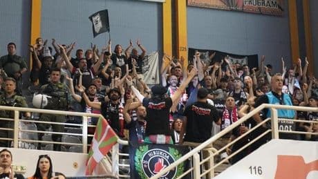 Los 150 aficionados del Bilbao Basket no se dejan amedrentar