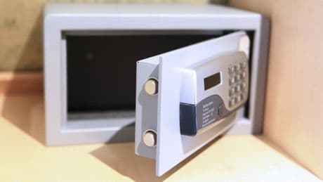 Kurioser Trick: Warum Sie genau einen Schuh in den Hotel-Safe legen sollten