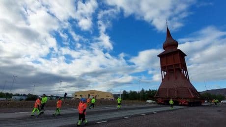 Glockenturm folgt Kirche in Schweden - Mega-Umzug jetzt erfolgreich abgeschlossen