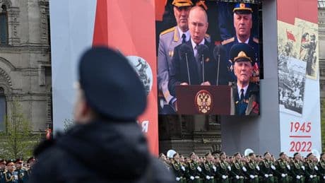 Défilé du 9-Mai en Russie: une grand messe patriotique en forme de "cache-misère" pour Vladimir Poutine