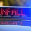 Unfälle: Frau und 13-Jährige prallen mit Auto gegen Baum