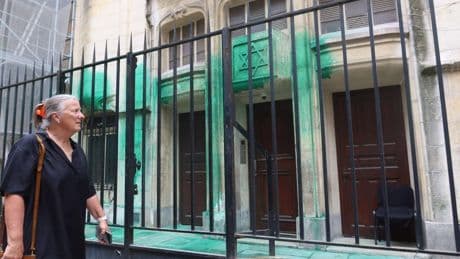 Antisémitisme : trois Serbes écroués pour dégradations en lien « avec une puissance étrangère »