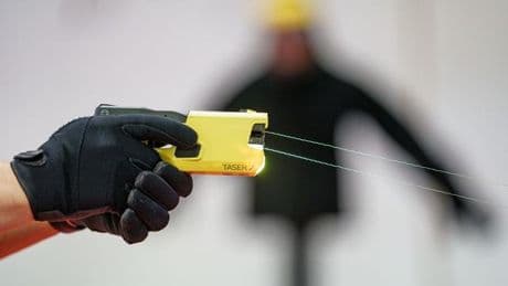 Gestiegene Bedrohung: Innenminister Dobrindt will Taser für die Bundespolizei