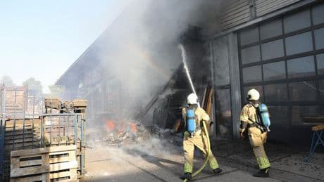 Zeer grote brand uitgebroken in palletopslag Eemnes
