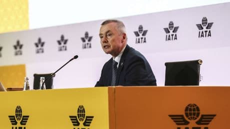 Las aerolíneas creen que la caída del petróleo podrá abaratar los billetes este año