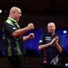 Michael van Gerwen emotioneel na zege tegen Raymond van Barneveld: ‘Dan is het een zwaar spelletje’