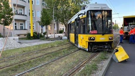 Unfall in Lichtenberg: Tram entgleist nach Kollision mit Pkw
