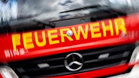 Brände: Brennender Dachstuhl - Metallfassade erschwert Löscharbeiten